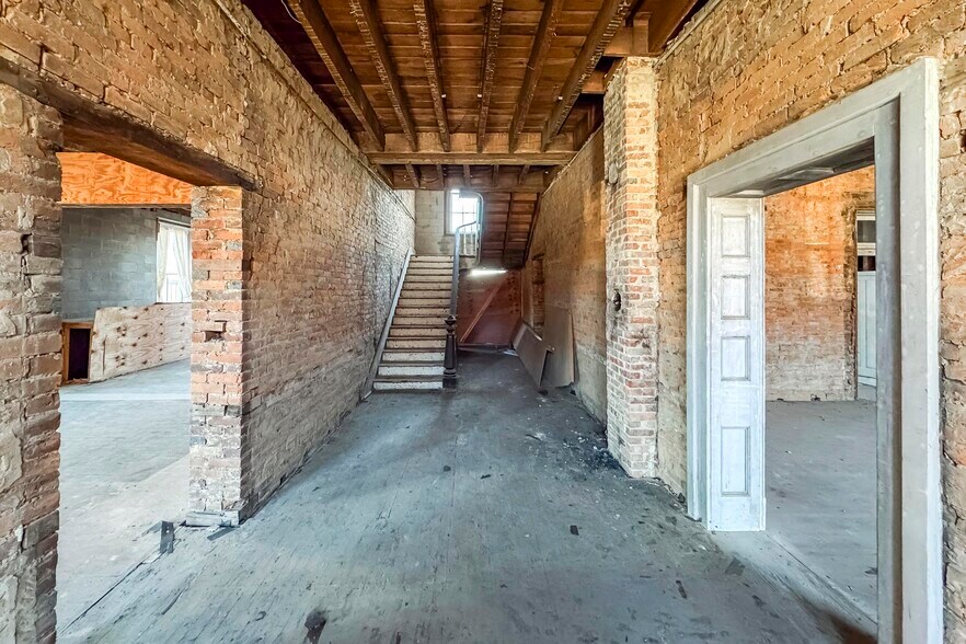 More Photos Of 706 N Main St, Columbia Office Residential For Sale