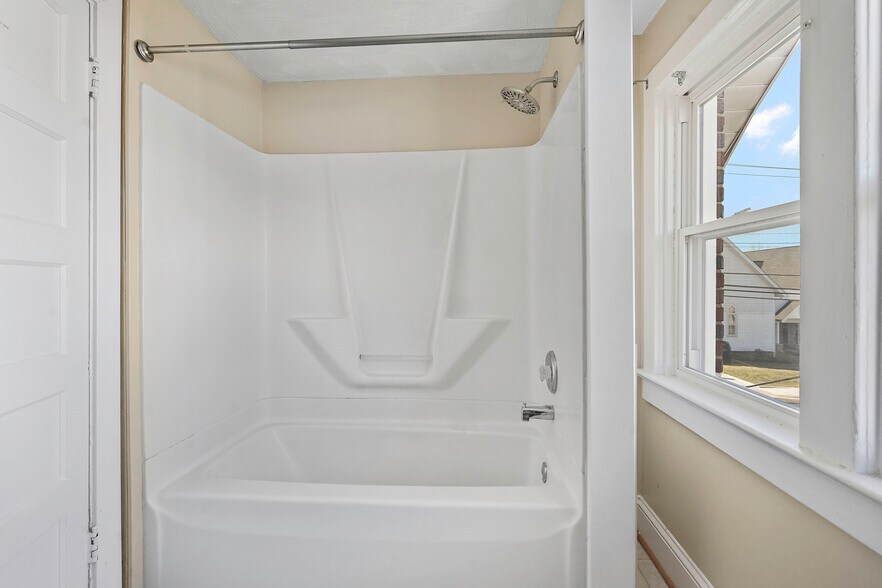 More Photos Of 41 E Colonial Hwy, Hamilton Freestanding For Sale