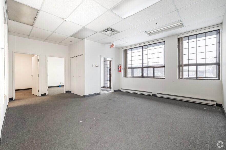 More Photos Of 90A-90F Boul Brunswick, Dollard-des-Ormeaux Warehouse For Lease