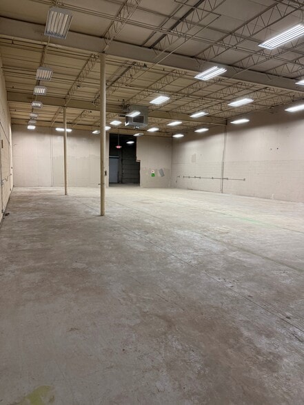 More Photos Of 1073-1075 Huff Rd NW, Atlanta Warehouse For Lease