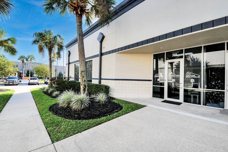 More Photos Of 1335 Space Park Dr, Houston Office For Lease