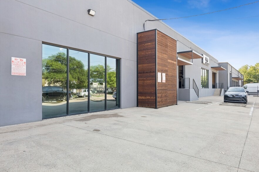 More Photos Of 4748 Algiers St, Dallas Showroom For Lease