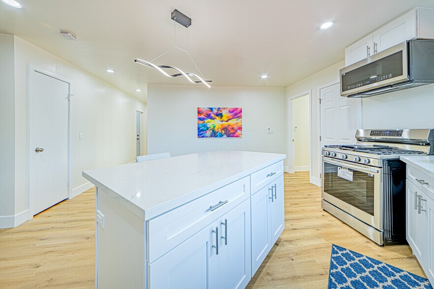 More Photos Of 5633 La Mirada Ave, Los Angeles Apartments For Sale