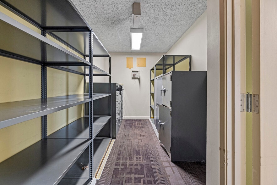 More Photos Of 501 N Olympic Ave, Arlington Bank For Lease