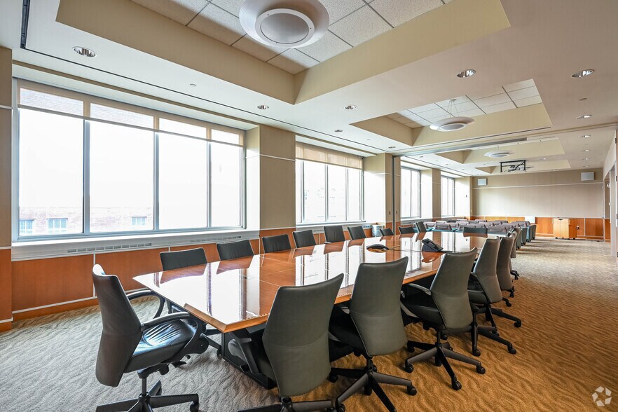 More Photos Of 40 Monument Cir, Indianapolis Office For Sale