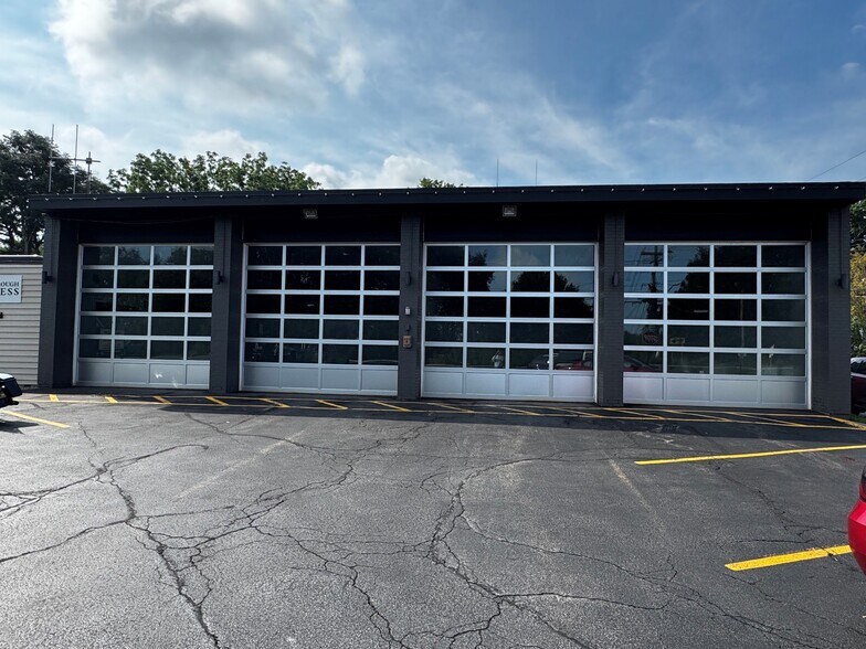 More Photos Of 70 Ridge Rd, Ontario Showroom For Lease