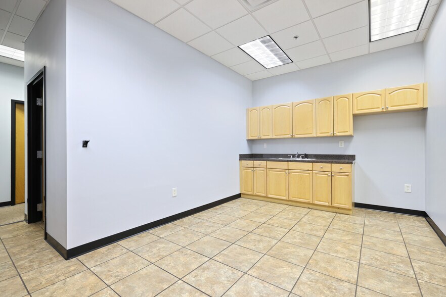 More Photos Of 1690 Roberts Blvd, Kennesaw Warehouse For Sale