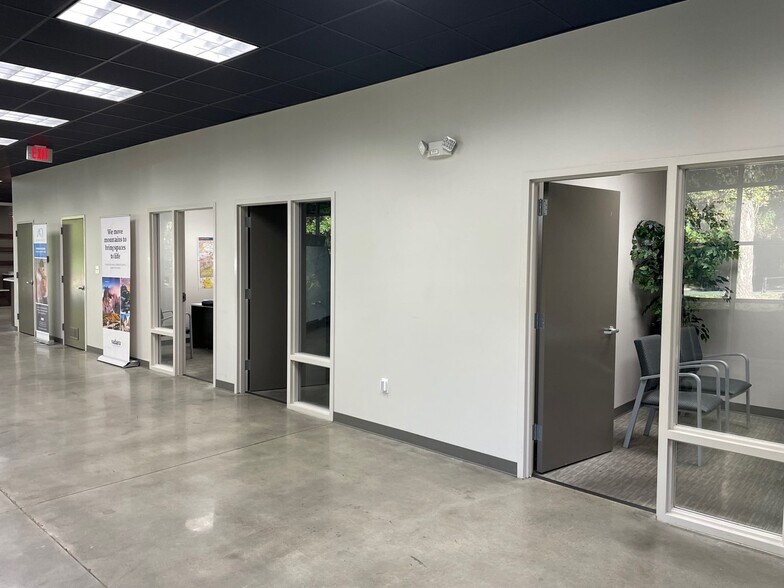 More Photos Of 4120 Turtle Creek Ln, Charlotte Warehouse For Lease