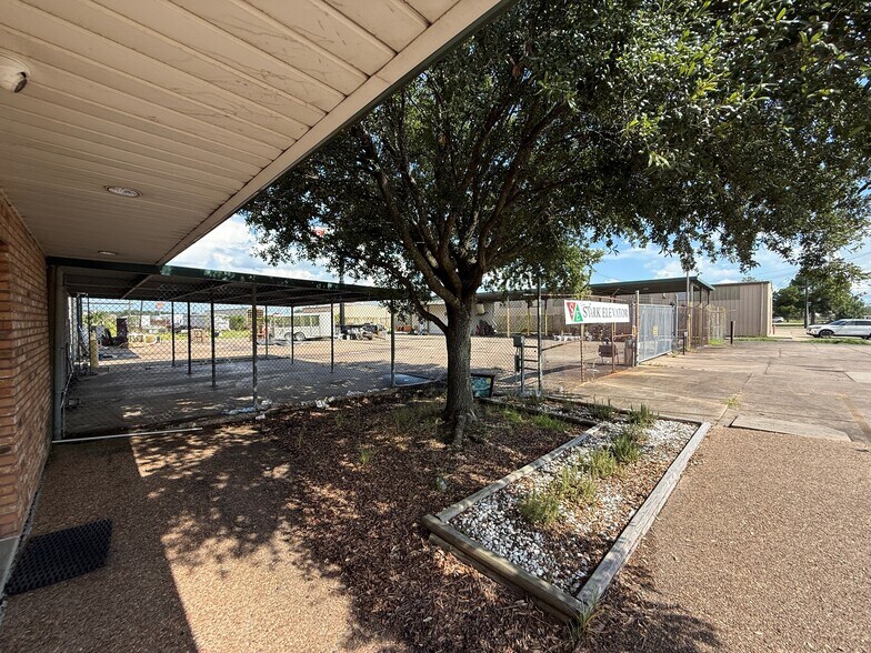 More Photos Of 1655 S 23rd St, Beaumont Service For Sale