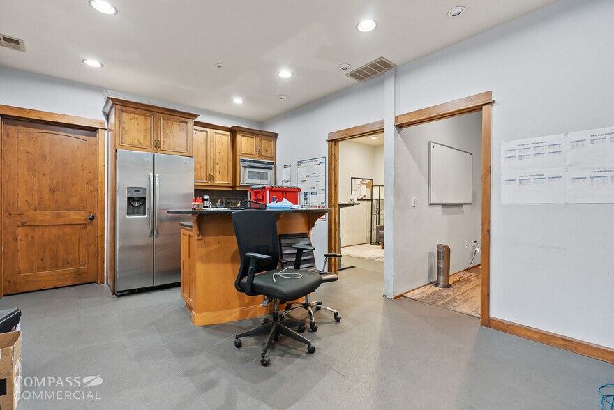 More Photos Of 20676 Carmen Loop, Bend Warehouse For Sale