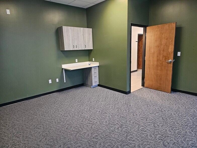 More Photos Of 4852-4854 S State Highway Ff, Battlefield General Retail For Lease