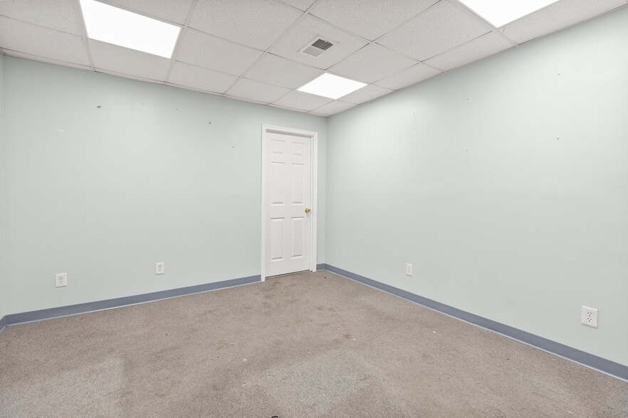 More Photos Of 1923 Old Eastern Ave, Essex Service For Lease