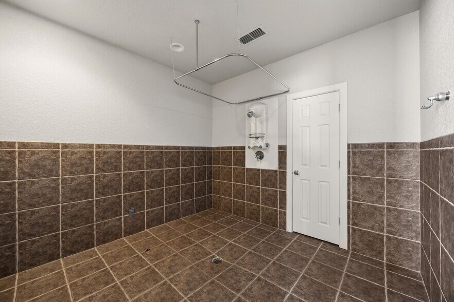 More Photos Of 401 Center Court Dr, Bridgeport Medical For Lease