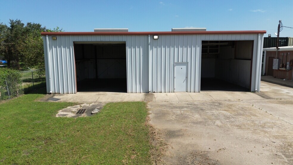 More Photos Of 3419 Trailmobile Dr, Houston Office For Sale