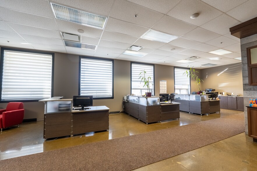 More Photos Of 8600 Pl Upton, Montréal Warehouse For Sale