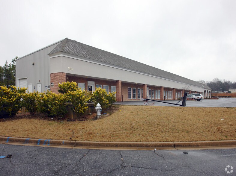 More Photos Of 737 Veterans Pky, Jonesboro Light Distribution For Lease