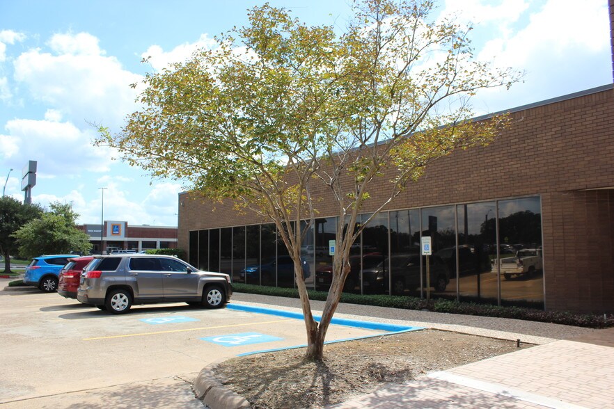 More Photos Of 1733 Briarcrest Dr, Bryan Office For Lease