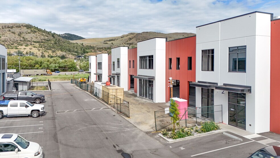 More Photos Of 4605 34 St, Vernon Distribution For Lease