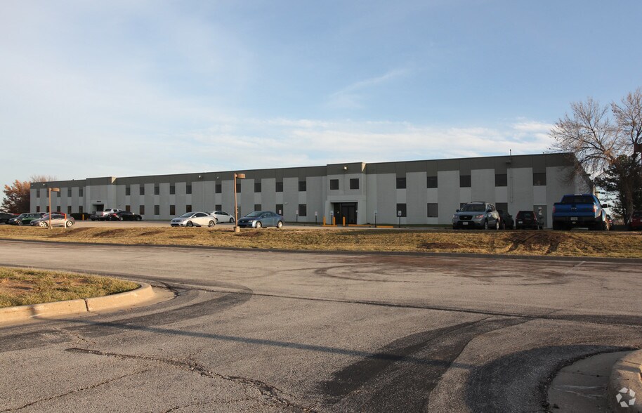 Primary Photo Of 10828 NW AirWorld Dr, Kansas City Industrial For Lease