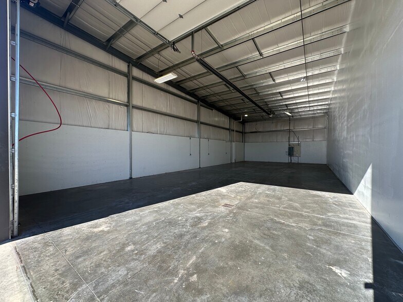 More Photos Of 1925 SW 5th St, Lincoln Warehouse For Lease