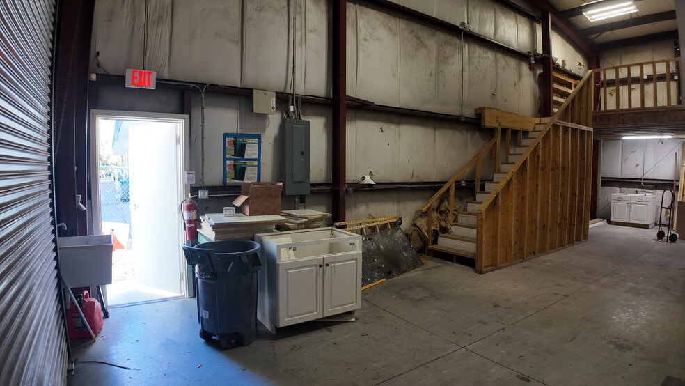 More Photos Of 2024 Princeton St, Sarasota Warehouse For Lease