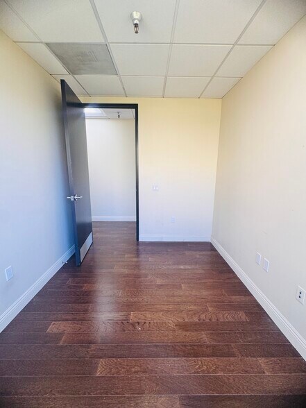 More Photos Of 21731 Ventura Blvd, Woodland Hills Medical For Lease
