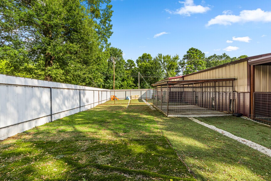 More Photos Of 819 N Main St, Gladewater Flex For Sale