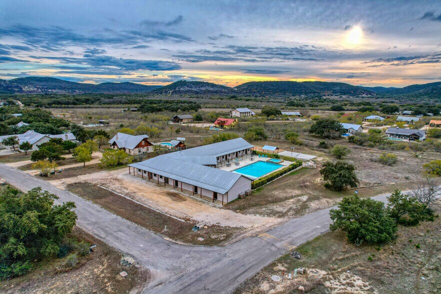 More Photos Of 16 Mountain Laurel Ln, Concan Hospitality For Sale