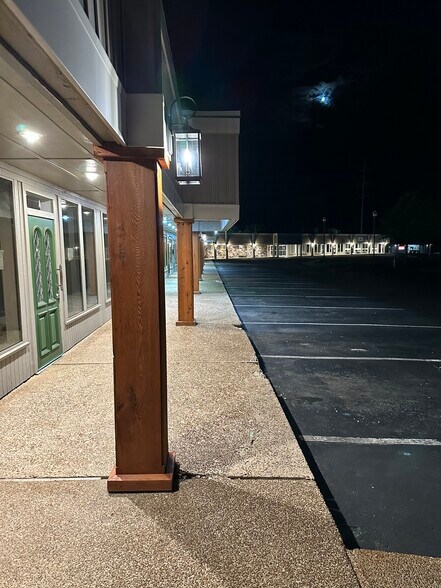 More Photos Of 115 Village Pl, Fairfield Bay Storefront For Lease