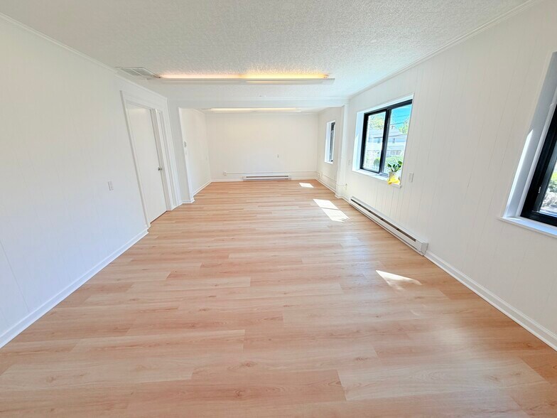 More Photos Of 31 Saint Roch Ave, Greenwich Office Residential For Lease
