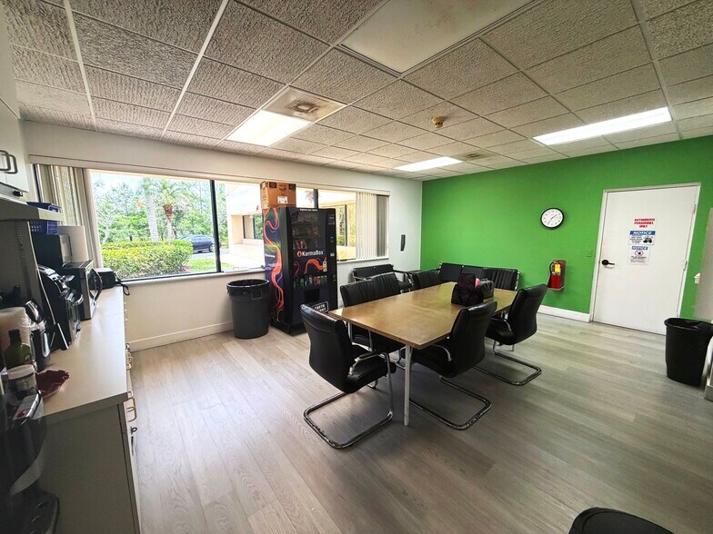 More Photos Of 10061 Amberwood Rd, Fort Myers Flex For Lease