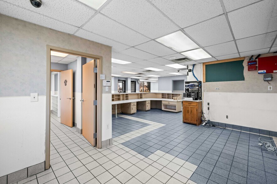 More Photos Of 7902 Slide Rd, Lubbock Veterinarian Kennel For Lease