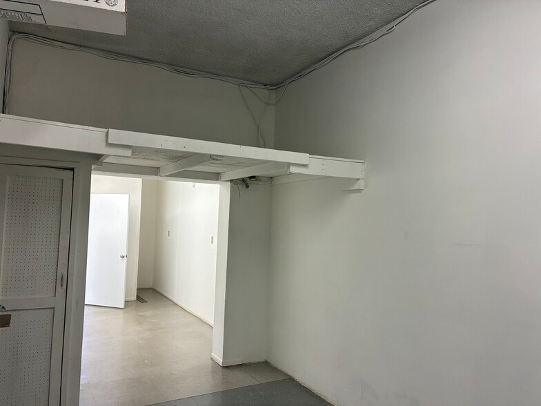 More Photos Of 3806 W Burbank Blvd, Burbank Storefront For Lease