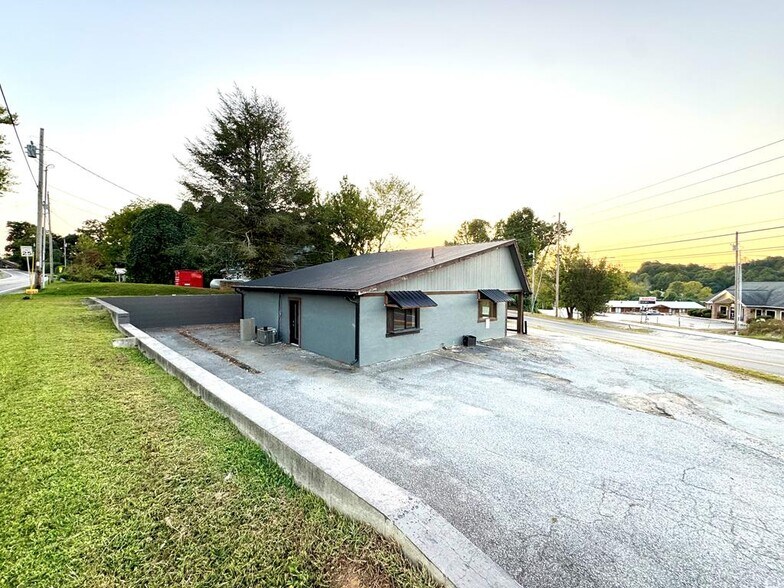 More Photos Of 3900 E First St, Blue Ridge Office Residential For Lease