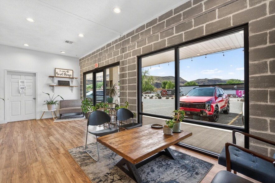 More Photos Of 75 N 200 W, Hurricane Freestanding For Sale
