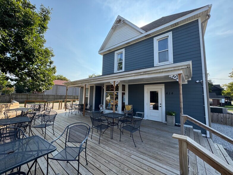 More Photos Of 414 S Holcomb St, Springdale General Retail For Sale