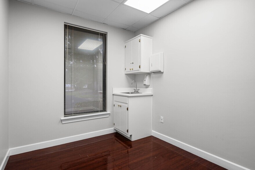 More Photos Of 3664 College Ln S, Mobile Medical For Sale
