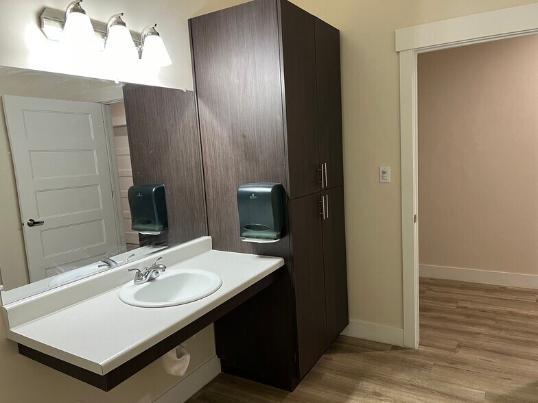 More Photos Of 3811 N Commerce Cir, Idaho Falls Light Manufacturing For Lease