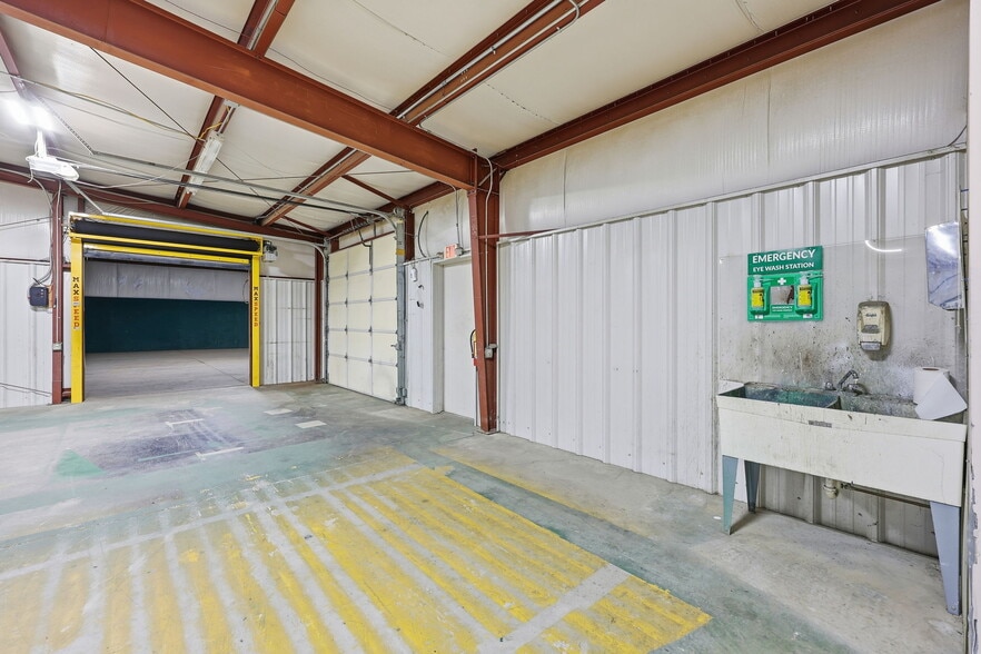 More Photos Of 3743 Old Flowery Branch Rd, Oakwood Warehouse For Lease