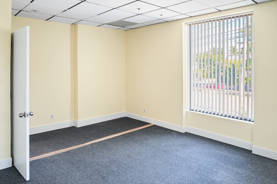 More Photos Of 1291 Worcester Rd, Framingham Office For Sale