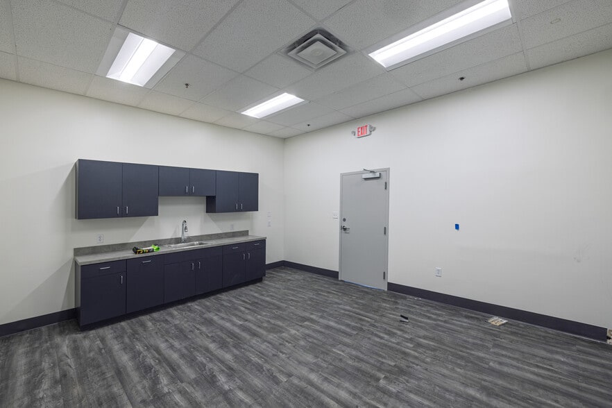More Photos Of 1264 La Quinta Dr, Orlando Warehouse For Lease