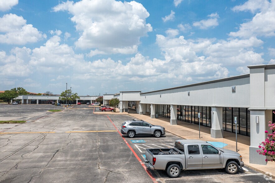 More Photos Of 5555 Rufe Snow Dr, North Richland Hills General Retail For Lease