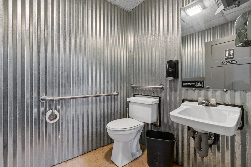 More Photos Of 453-463 S Thompson Ave, Excelsior Springs Storefront Retail Office For Sale