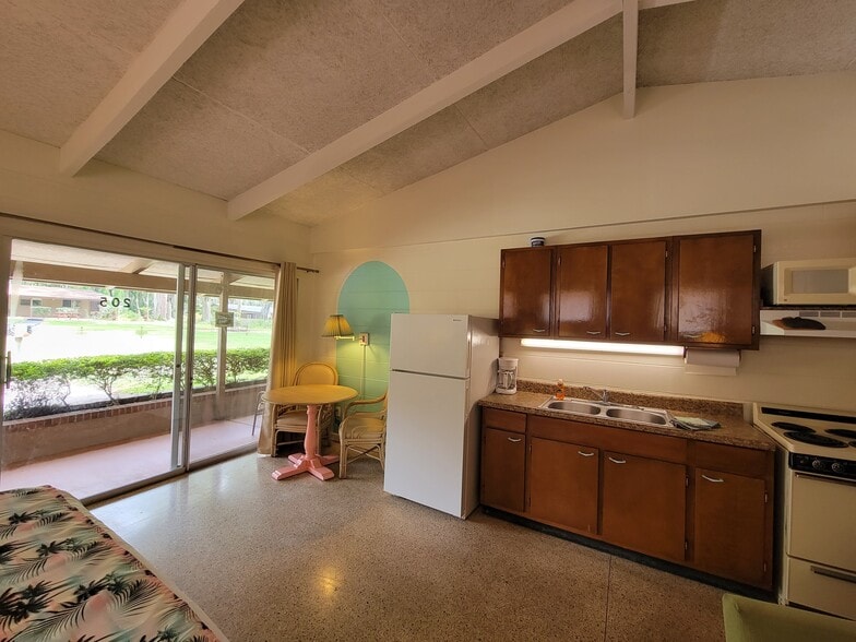 More Photos Of 1485 Lakeview Dr, Deland Hotel For Sale