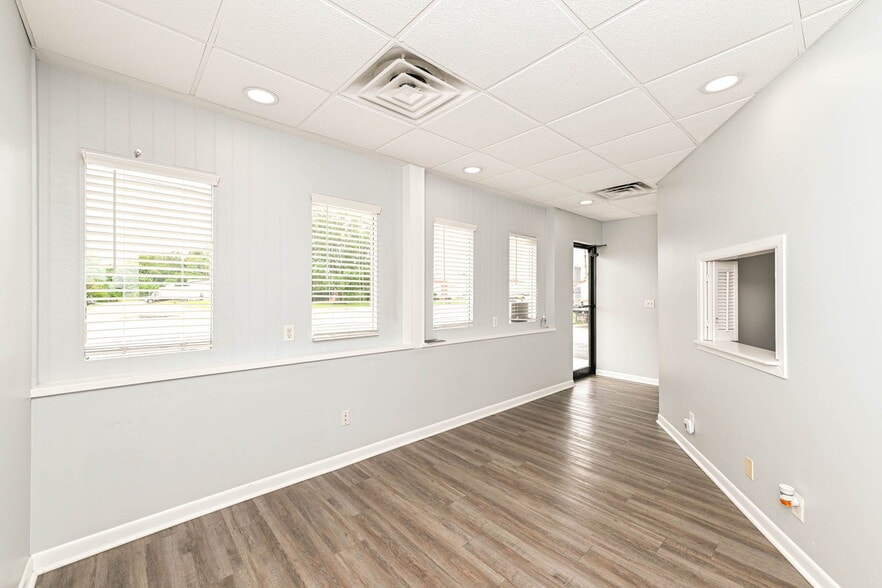 More Photos Of 3455 Shelby St, Indianapolis Office For Sale