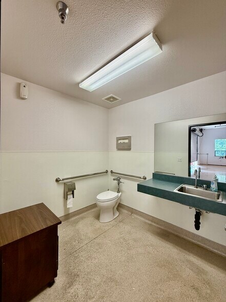 More Photos Of 333 Crown Point Cir, Grass Valley Office For Lease