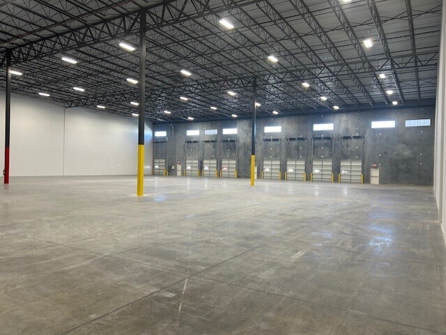 More Photos Of 11706 Landstar Blvd, Orlando Distribution For Lease
