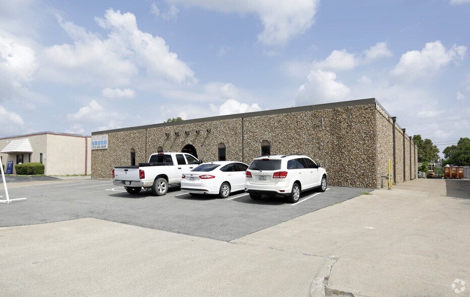 More Photos Of 3801-3803 Cavalier Dr, Garland Warehouse For Lease