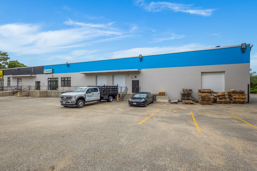 More Photos Of 240 Wood Rd, Braintree Showroom For Lease