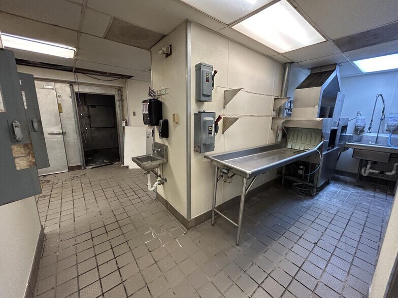 More Photos Of 1575 W Galbraith Rd, Cincinnati Restaurant For Sale